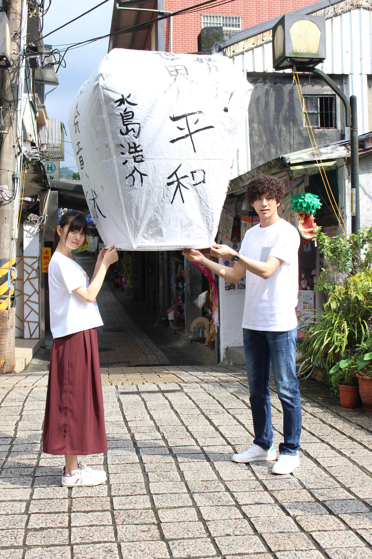 映画「あの頃、君を追いかけた」台湾ロケ　天燈（てんだん）を持ち記念撮影する乃木坂46齋藤飛鳥（左）と山田裕貴（2017年10月撮影）
