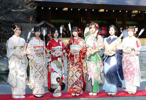 成人式で記念撮影する左から伊藤純奈、鈴木絢音、寺田蘭世、斎藤飛鳥（齋藤飛鳥）、梅沢美波（梅澤美波）、佐々木琴子、田村真佑（19年1月撮影）