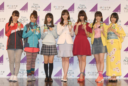 「AQUA」の新CM発表会で笑顔で記念撮影する乃木坂46の、左から中元日芽香、桜井玲香、齋藤飛鳥、白石麻衣、西野七瀬、松村沙友理、堀未央奈（2016年6月撮影）