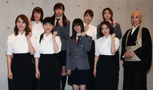 舞台「あさひなぐ」公開舞台稽古　前列左から3人目が齋藤飛鳥（2017年5月撮影）