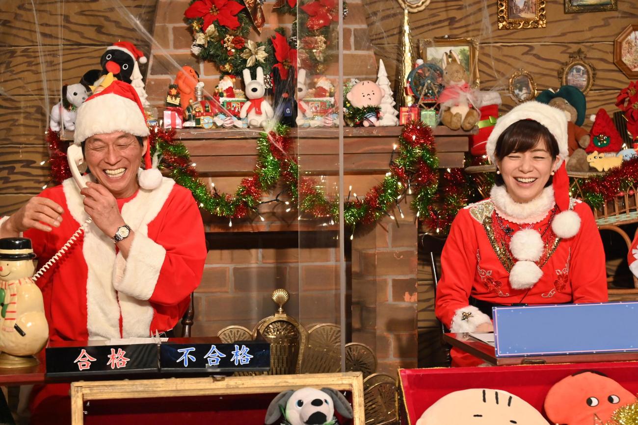 フジテレビ「明石家サンタ」に出演する明石家さんま（左）と八木亜希子（C）フジテレビ