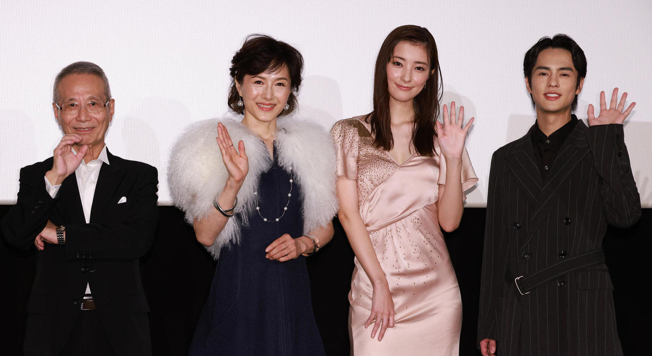 映画「鳩のごとく　蛇のごとく　斜陽」の舞台あいさつを行った、左から近藤明男監督、水野真紀、宮本茉由、奥野壮（撮影・中島郁夫）