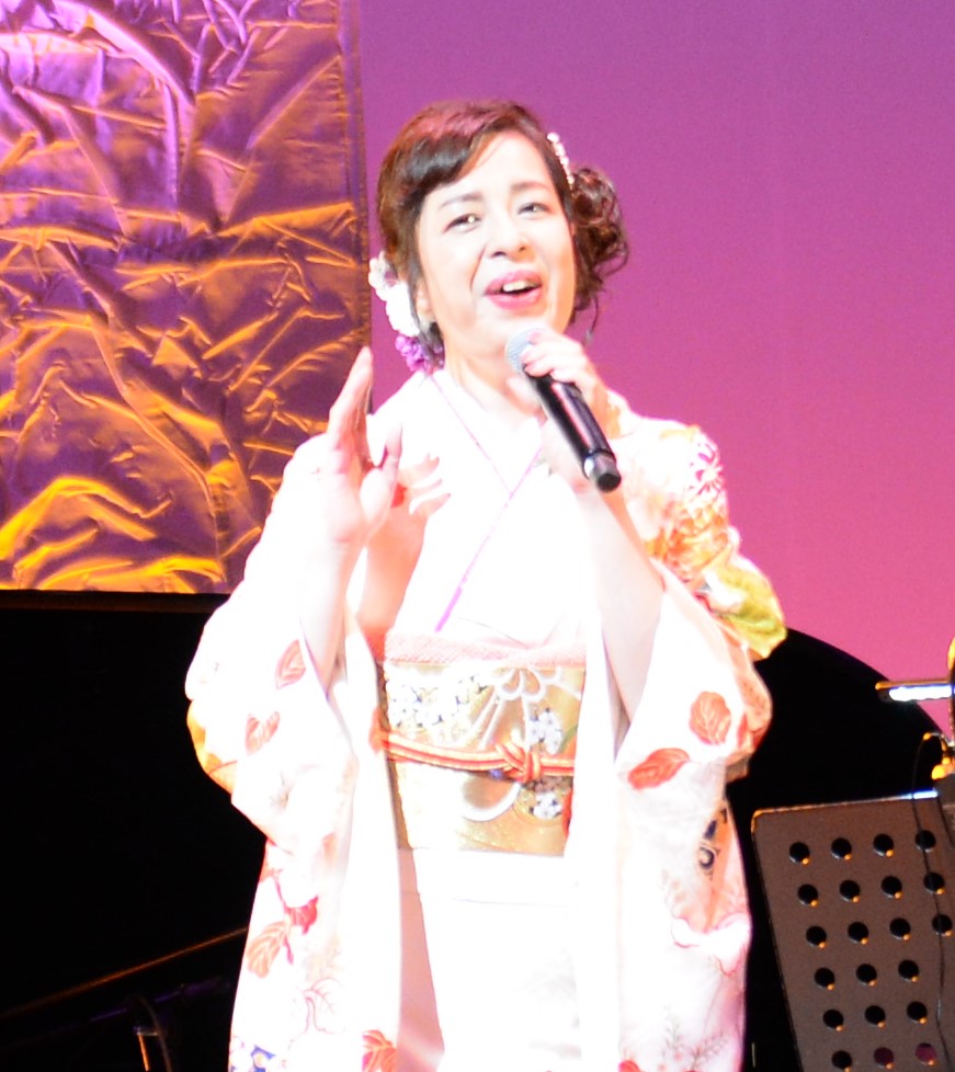 コンサートで熱唱する瀬口侑希
