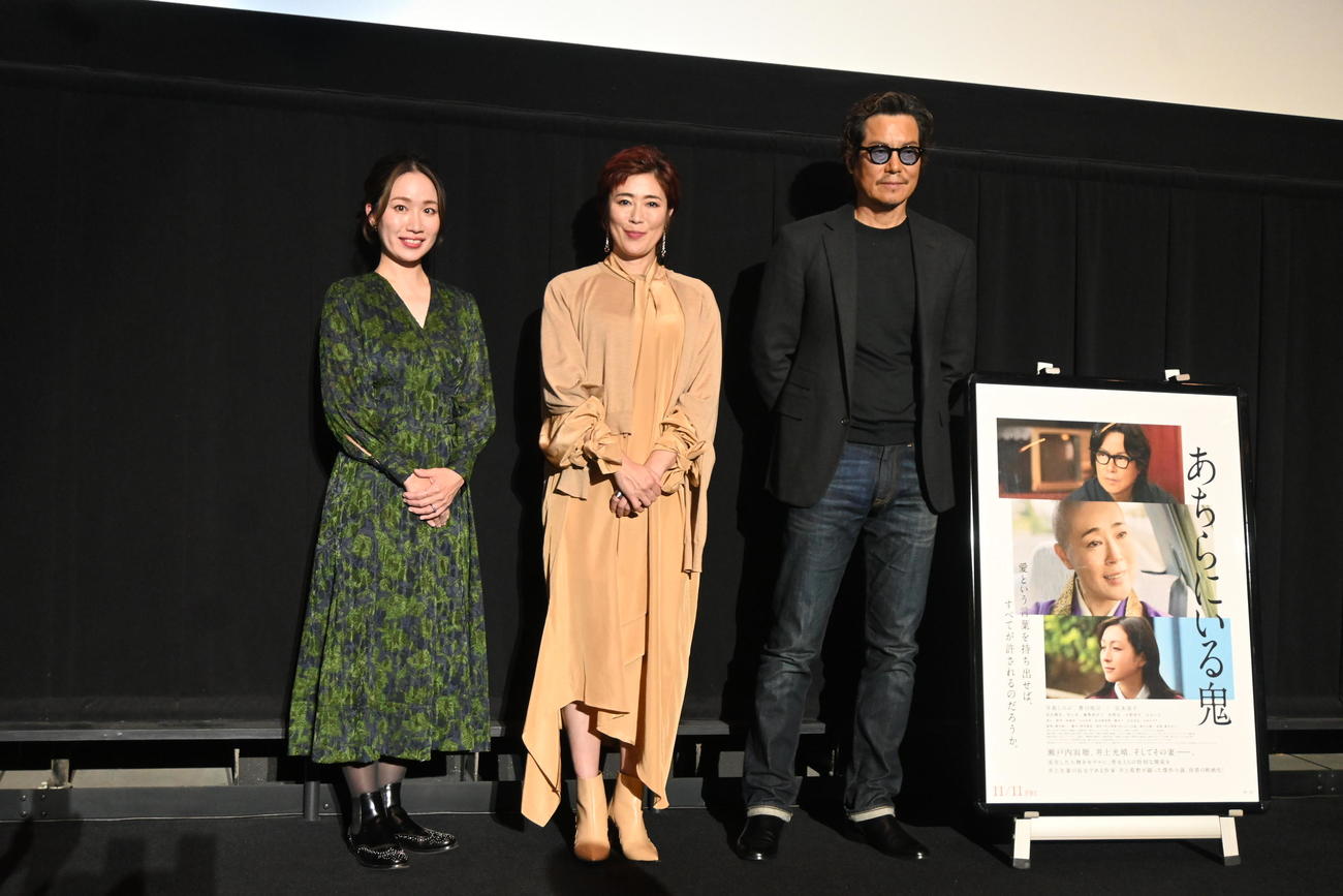 映画「あちらにいる鬼」の舞台あいさつに登壇した、左から瀬尾まなほさん、寺島しのぶ、豊川悦司（撮影・松浦隆司）