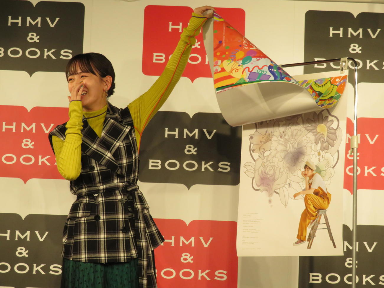 2023年カレンダーの発売記念イベントで「六の花」のイラストを披露する伊原六花