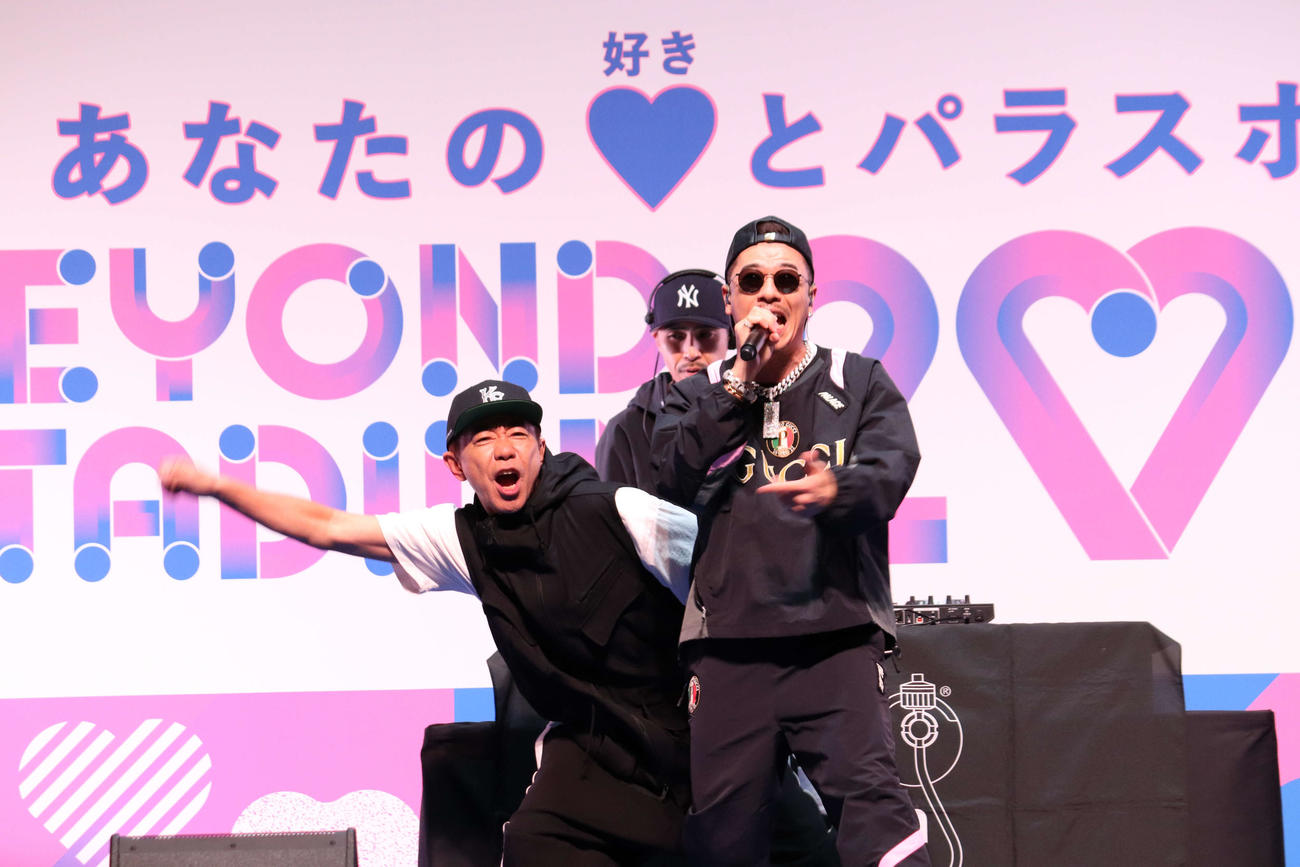 「BEYOND STADIUM 2022　あなたの好きとパラスポーツ」で応援ソングを披露する木梨憲武（後方左）とAK－69（撮影・加藤理沙）