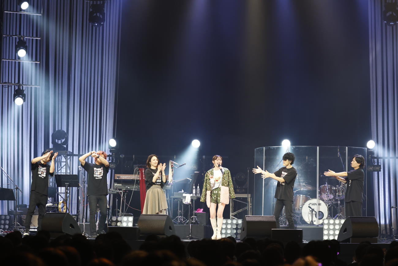 ライブツアー「鈴木愛理　LIVE PARTY No Live，No Life？？」の初日を迎えた鈴木愛理（中央）