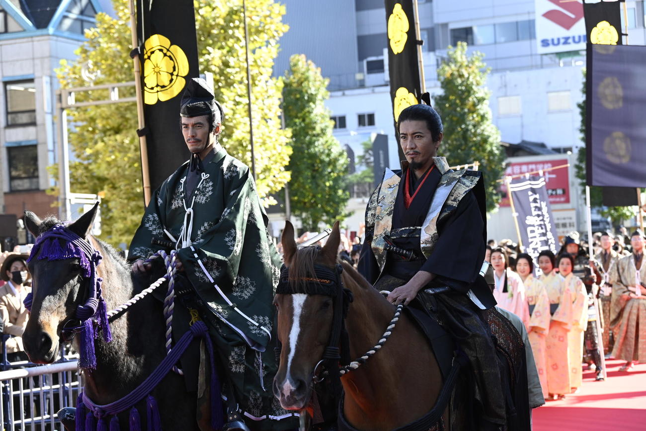 「ぎふ信長まつり」の「信長公騎馬武者行列」に登場した木村拓哉（右）と伊藤英明