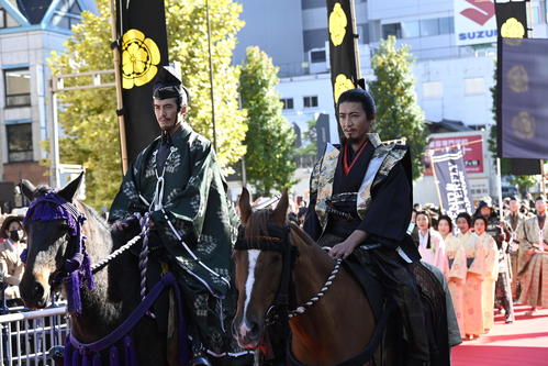 「ぎふ信長まつり」の「信長公騎馬武者行列」に登場した木村拓哉（右）と伊藤英明