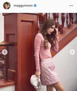 ミニスカート姿のマギー（マギーのインスタグラムより）