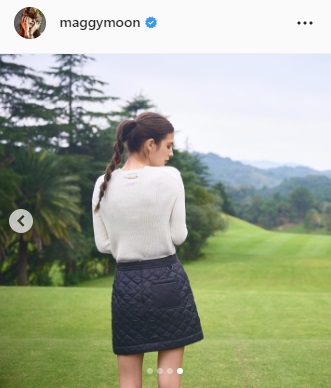 ゴルフ場でバックショット姿のマギー（マギーのインスタグラムより）