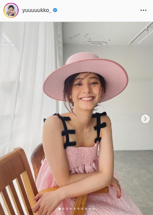 ピンクコーデのオフショットを披露し笑顔の新木優子（新木優子のインスタグラムより）