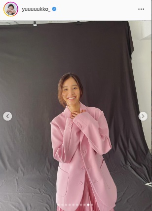 ピンクのジャケット姿の新木優子（新木優子のインスタグラムより）