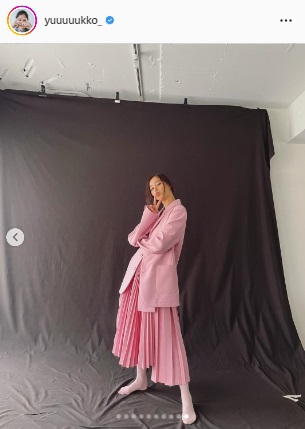 新木優子のピンクのジャケットとロングスカートの全身ショット（新木優子のインスタグラムより）