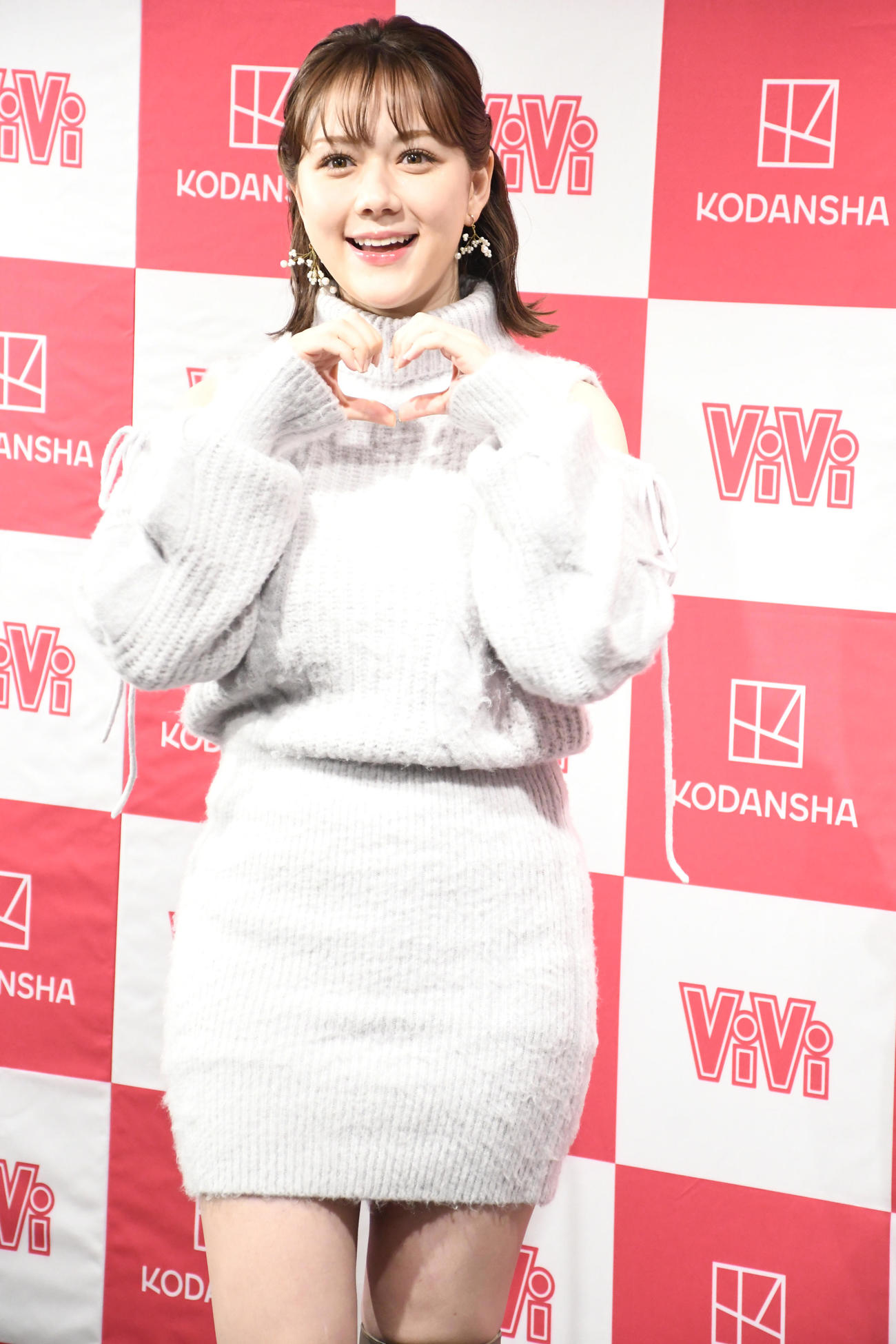グラビアマガジン「びびぐら村重杏奈」を発売イベントで笑顔の村重杏奈（撮影・大友陽平）