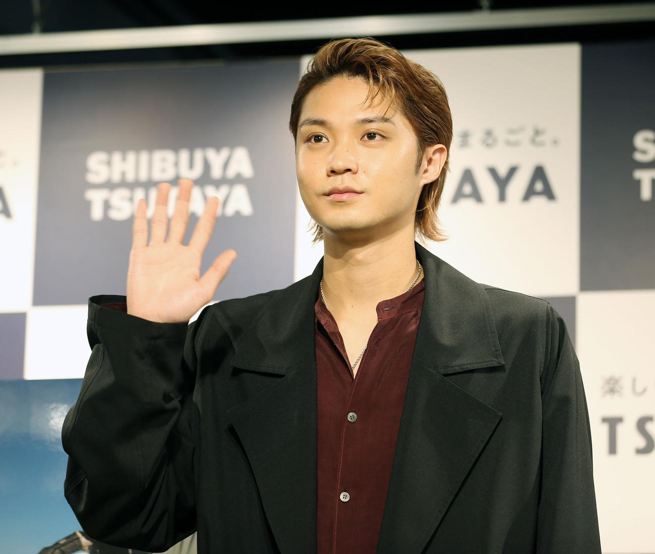 写真集「PASSAGE」発売記念イベントで手を振る磯村勇斗（撮影・宮地輝）