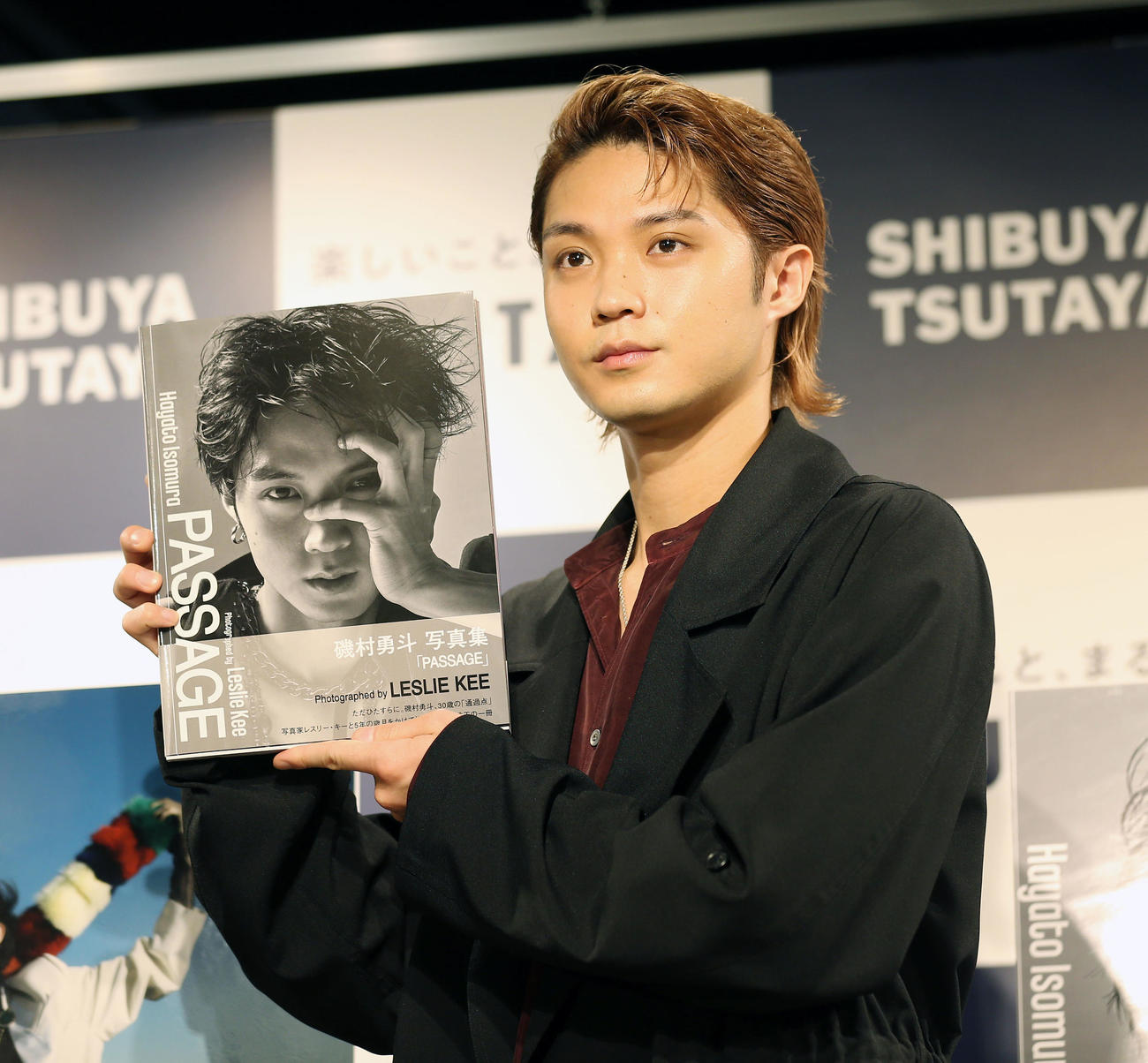 写真集「PASSAGE」発売記念イベントで写真集を持つ磯村勇斗（撮影・宮地輝）
