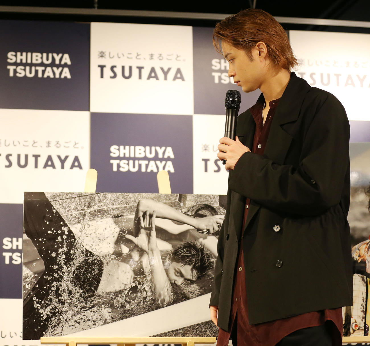 写真集「PASSAGE」発売記念イベントでお気に入りの写真を見つめる磯村勇斗（撮影・宮地輝）