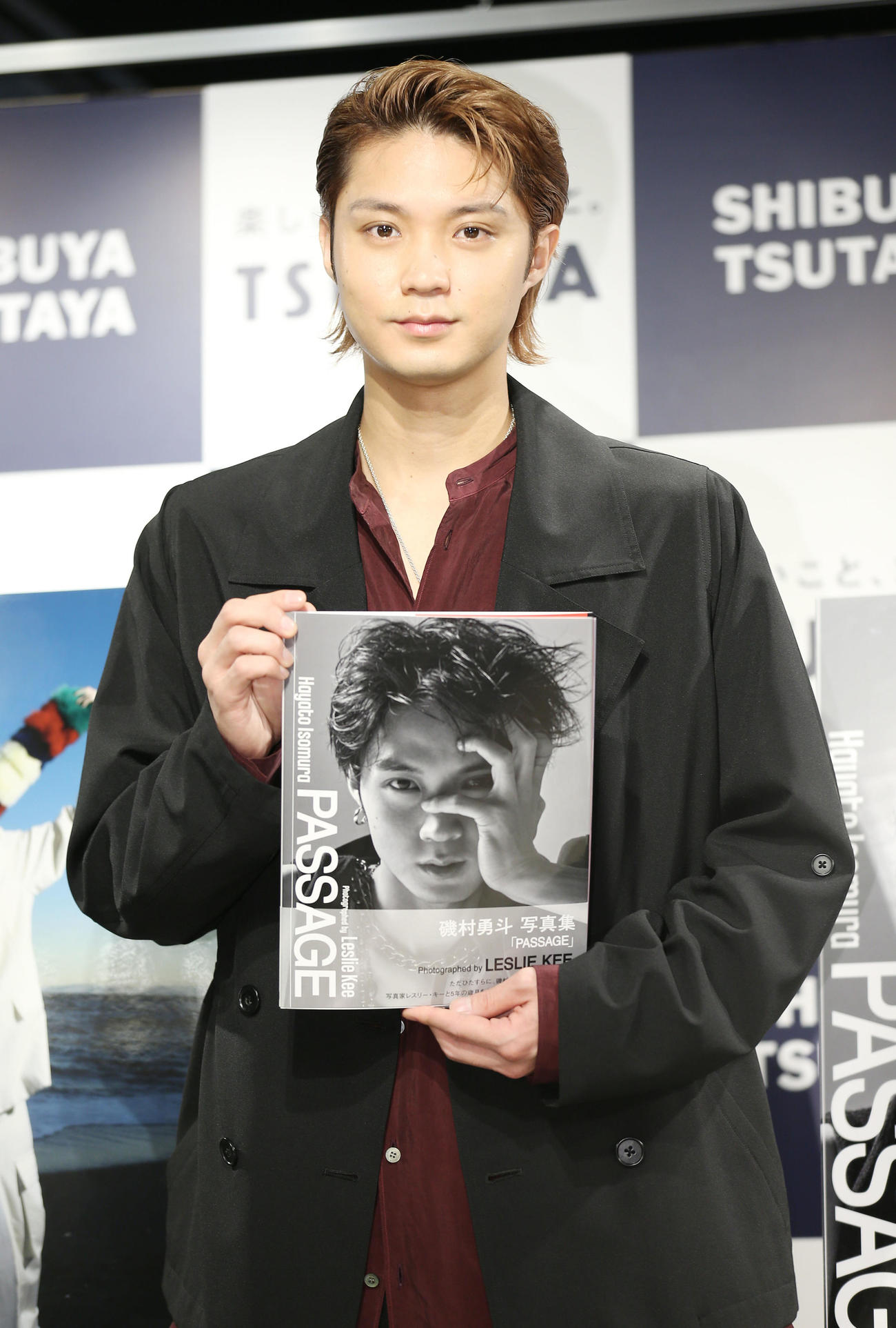 写真集「PASSAGE」発売記念イベントで写真集を持つ磯村勇斗（撮影・宮地輝）