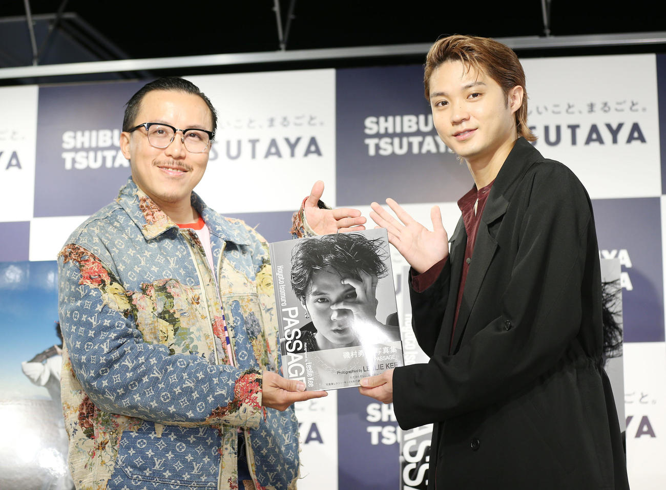 写真集「PASSAGE」発売記念イベントで写真集を紹介する磯村勇斗（右）とレスリー・キー（撮影・宮地輝）