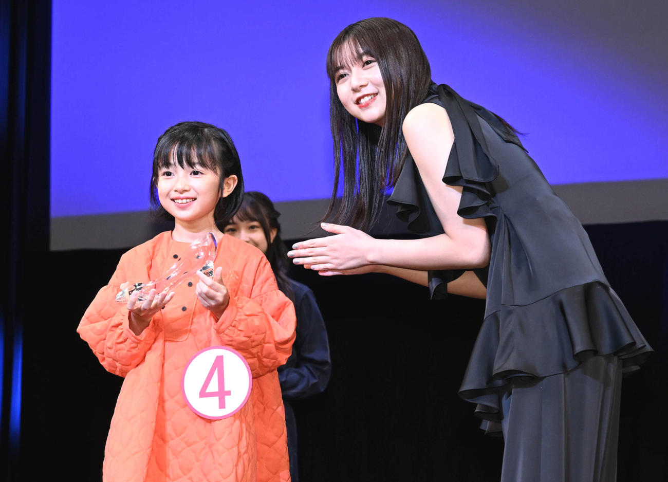 「東宝シンデレラ」グランプリに選ばれた白山乃愛さん（左）とプレゼンターの上白石萌歌（撮影・滝沢徹郎）