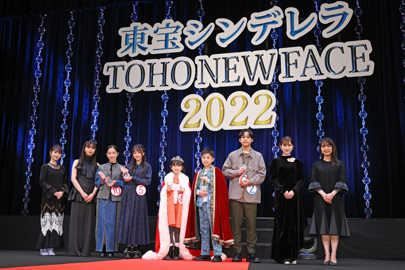 記念撮影する「東宝シンデレラ」グランプリの白山乃愛（左から5人目）と「TOHO NEW FACE」グランプリの小谷興会（左から6人目）。左から浜辺美波、上白石萌歌、「東宝シンデレラ」ミュージカル賞の山戸穂乃葉、「東宝シンデレラ」審査員特別賞の西川愛莉、2人おいて「TOHO NEW FACE」ミュージカル賞の■（■は高の上の口の縦棒を上下に延ばす）橋佑大朗、福本莉子、上白石萌音（撮影・滝沢徹郎）