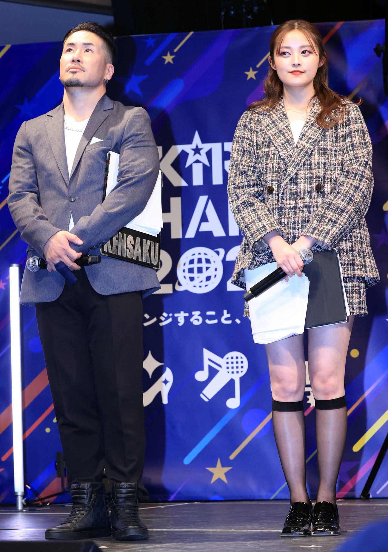「キラット☆エンタメチャレンジコンテスト2022」で司会を務める福山絢水（右）。左はMC KENSAKU（撮影・浅見桂子）