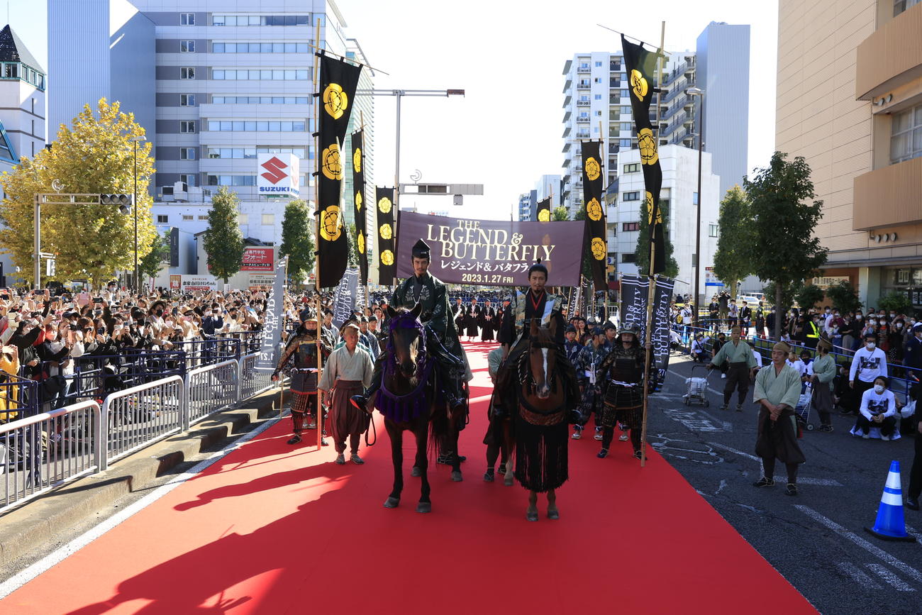 「ぎふ信長まつり」の「信長公騎馬武者行列」に登場した木村拓哉（右）と伊藤英明