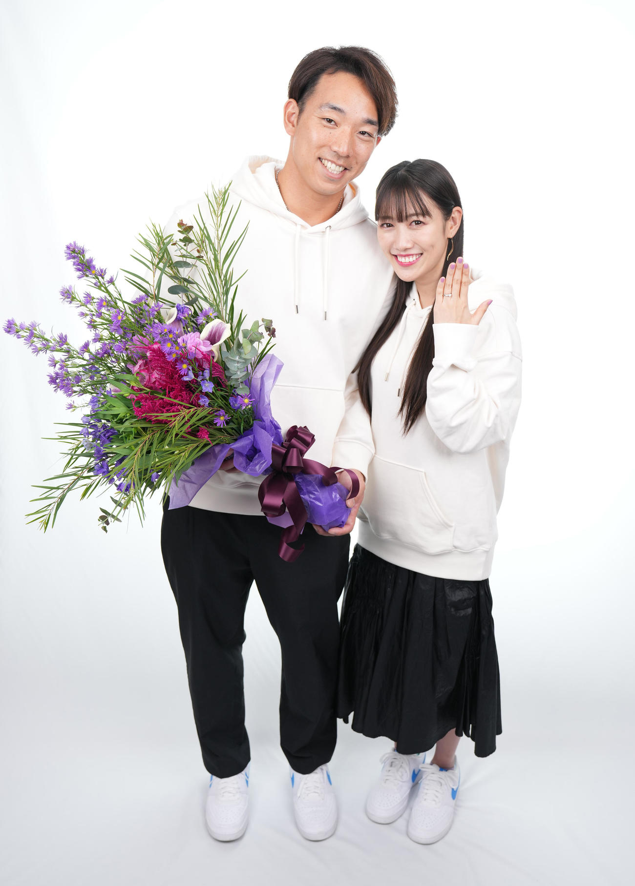 東京本社を訪れ、結婚の報告をした日本ハム宇佐見真吾（左）とももいろクローバーZの高城れには、指輪を披露する（撮影・菅敏）
