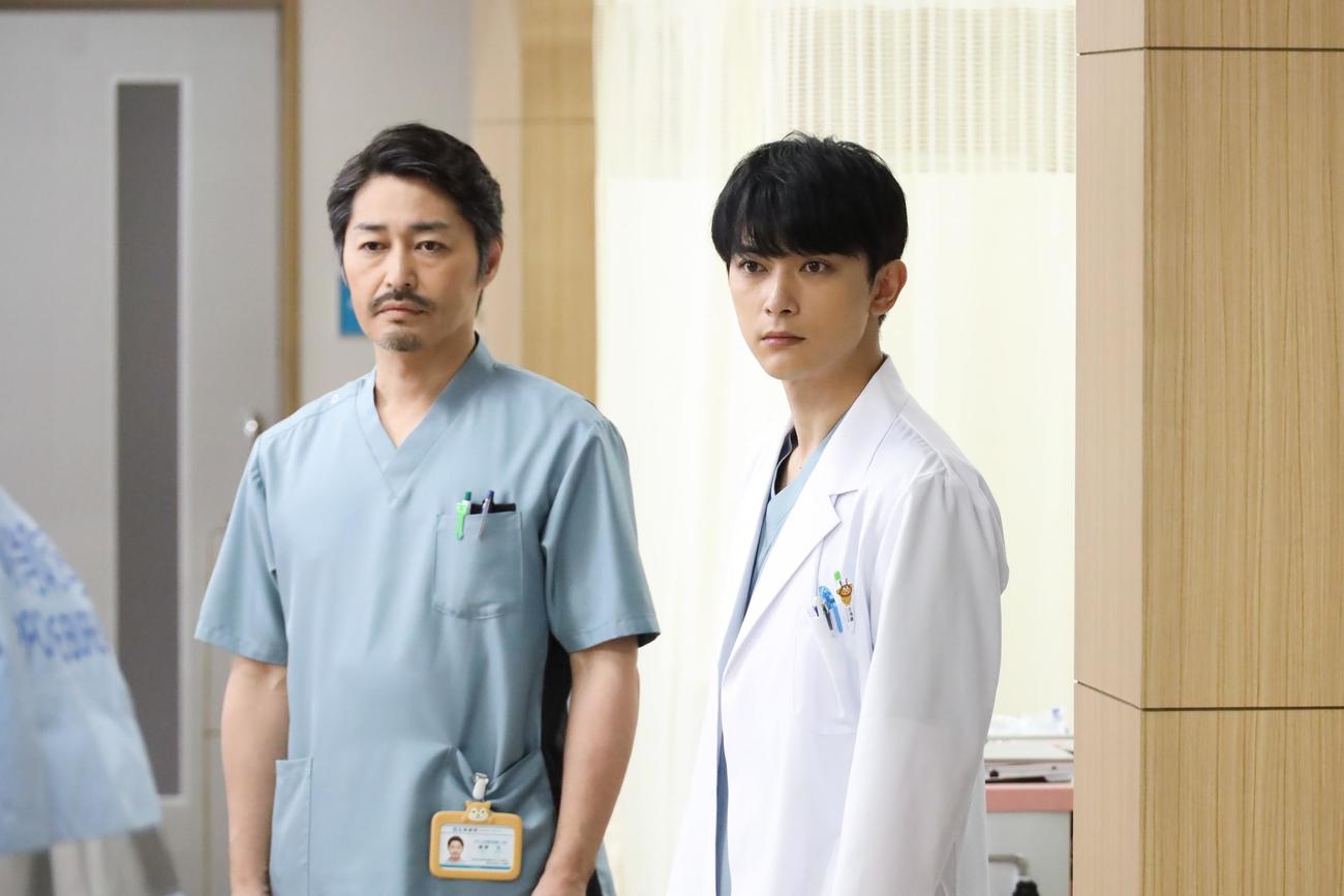 「PICU」に出演する安田顕（左）と吉沢亮（C）フジテレビ