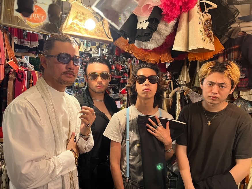 洋服店「原宿Jack’s」でオーディションで着用する黒のパンツを購入したYOSHIさん（右から2人目）（同店提供）