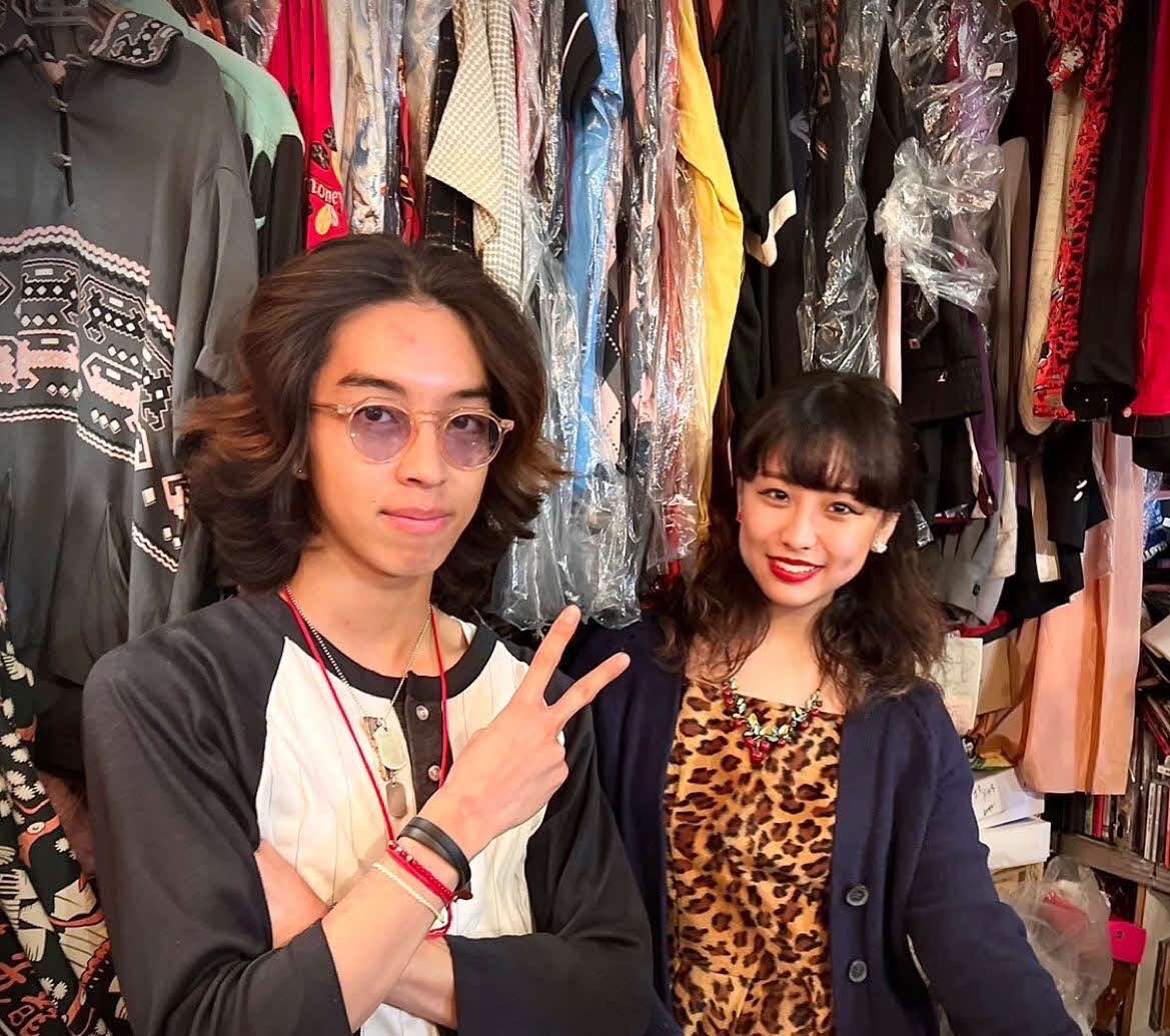 洋服店「原宿Jack’s」のスタッフ山梨葵倫さん（右）と事故が起きる直前に店を訪れていたYOSHIさん（山梨さん提供）