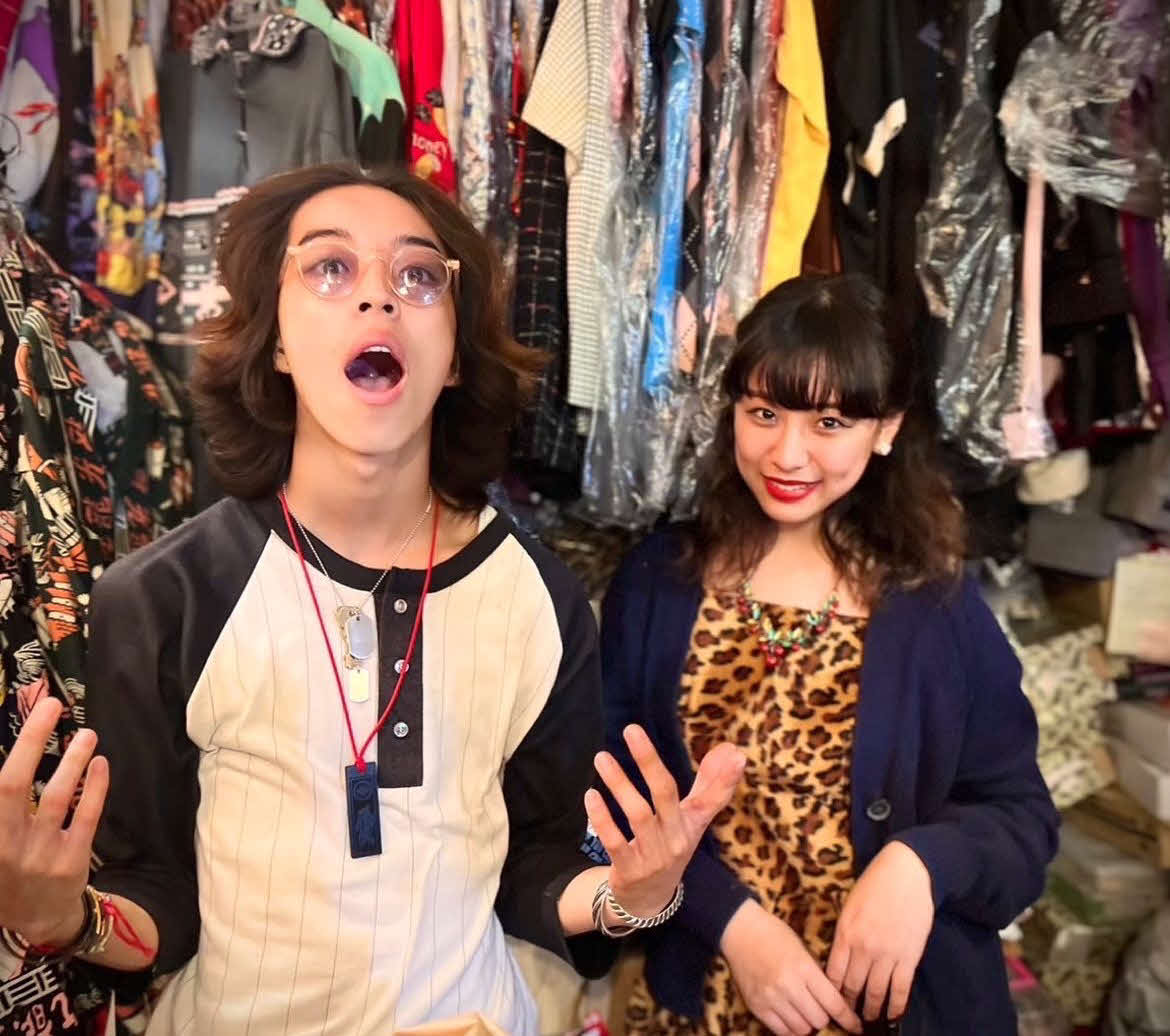 事故が起きる直前に洋服店「原宿Jack’s」を訪れ、スタッフの山梨葵倫さん（右）と写真に納まるYOSHIさん（山梨さん提供）
