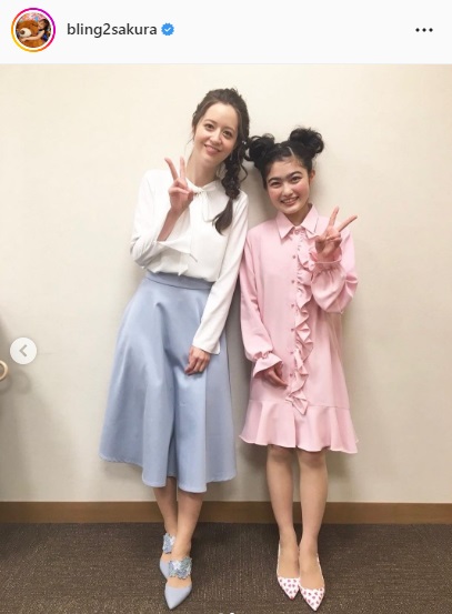 笑顔でピースする井上咲楽（右）と春香クリスティーンの全身ショット（井上咲楽のインスタグラムより）