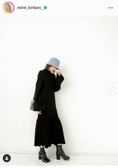 桐谷美玲 黒ワンピースでシックなたたずまいも 白靴下みえちゃってるのは御愛嬌 と涙の絵文字 芸能 日刊スポーツ