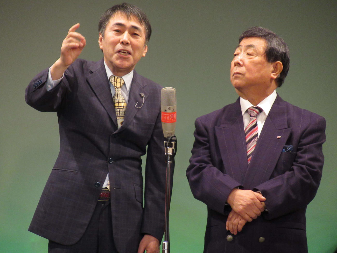 芸歴50周年記念公演を行った酒井くにおさん（右）とおる（2020年11月撮影）