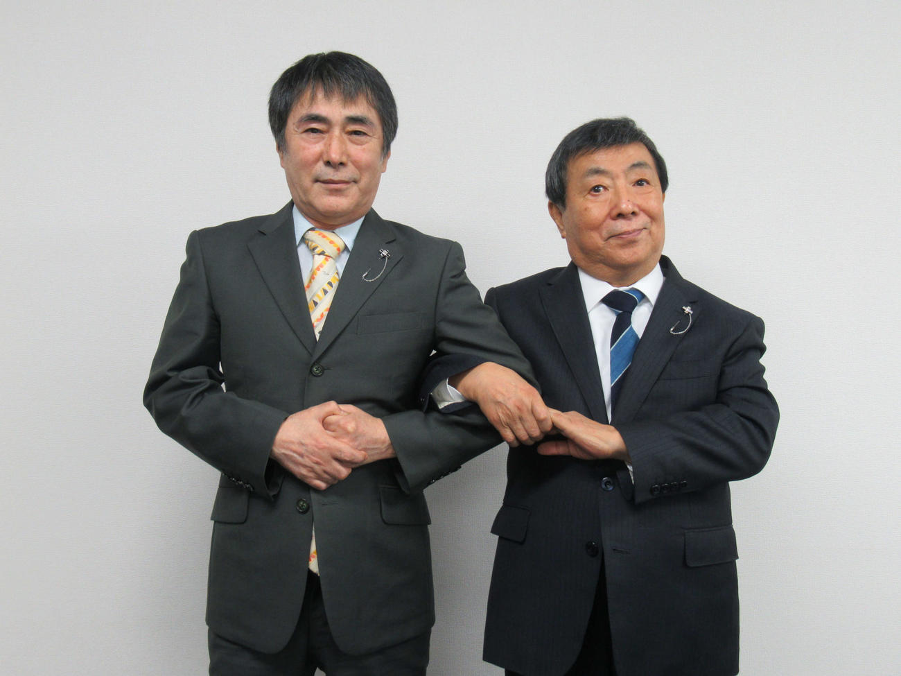 20年10月、仲良く腕を組む酒井くにおさん（右）ととおる