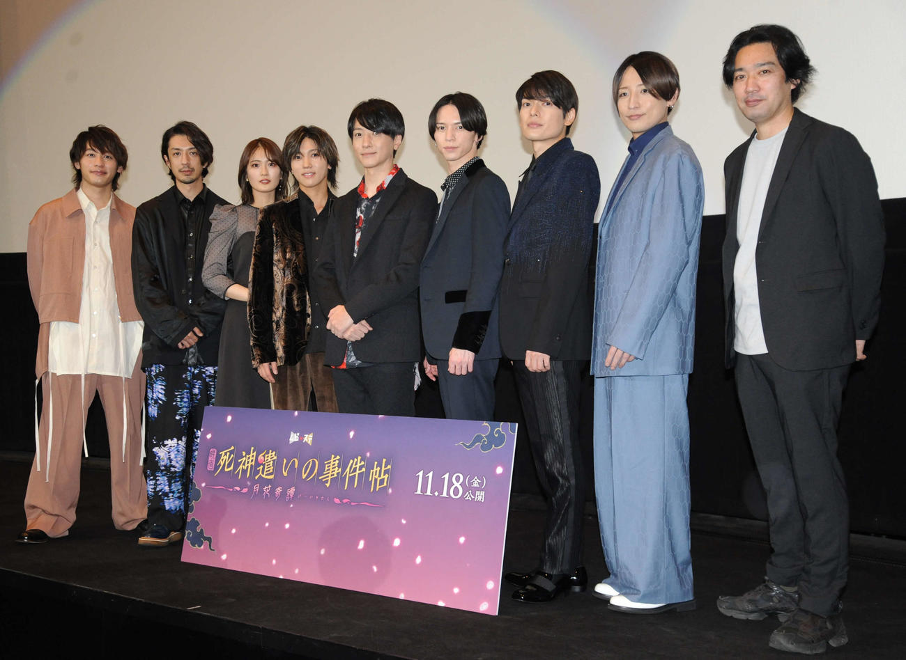 舞台あいさつに出席した、左から小林亮太、松本寛也、清宮レイ、安井謙太郎、鈴木拡樹、北村諒、崎山つばさ、陳内将、柴崎貴之監督（撮影・松尾幸之介）