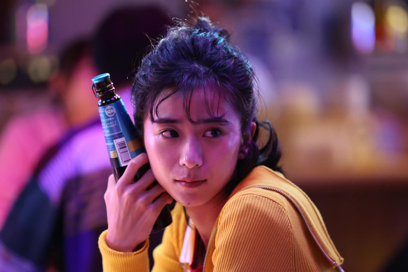 「ビアボール」のCMに出演する黒島結菜