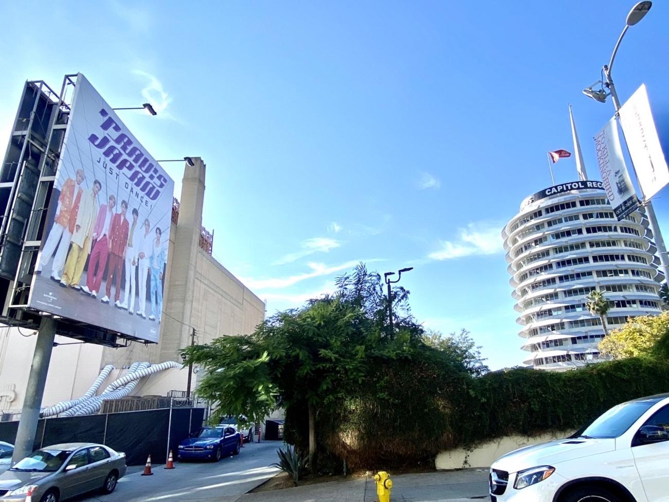 米「Capitol Records」付近にある「Capitol Tower　ビルボード」にも掲載されているTravis Japan