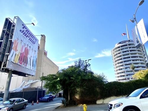 米「Capitol Records」付近にある「Capitol Tower ビルボード」にも掲載されているTravis Japan