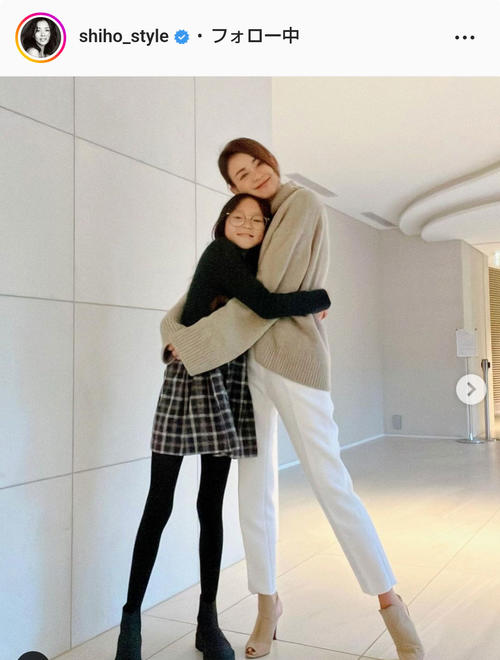 SHIHO、11歳長女とスタイル抜群の親子ショット「足ながぁい」「美脚すぎます」ファン称賛 - 芸能 : 日刊スポーツ