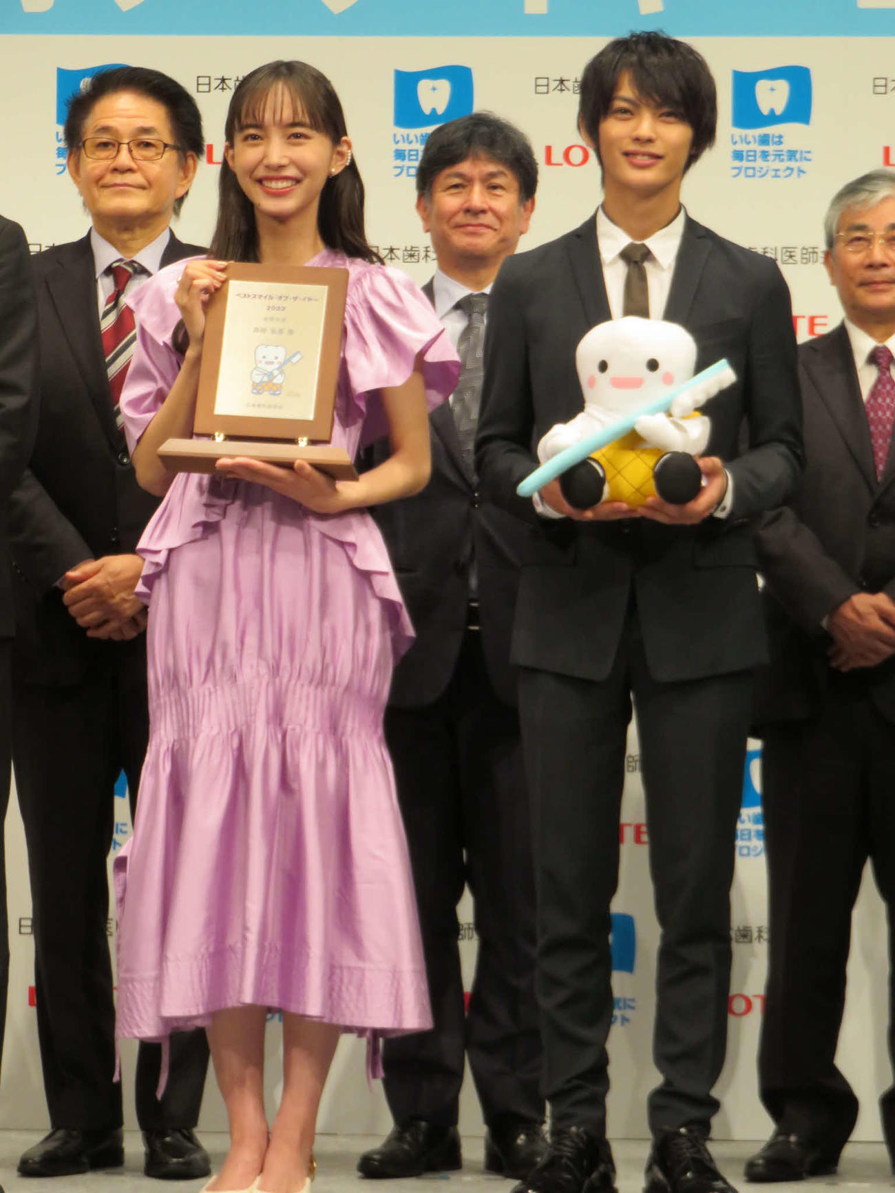 ベストスマイル・オブ・ザ・イヤー2022を受賞した井桁弘恵（左）神尾楓珠