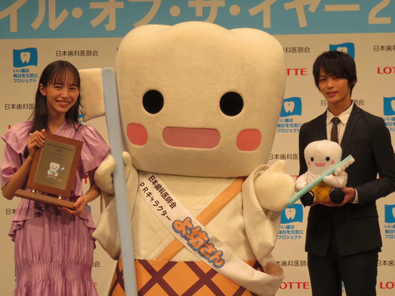 ベストスマイル・オブ・ザ・イヤー2022を受賞した井桁弘恵（左）神尾楓珠