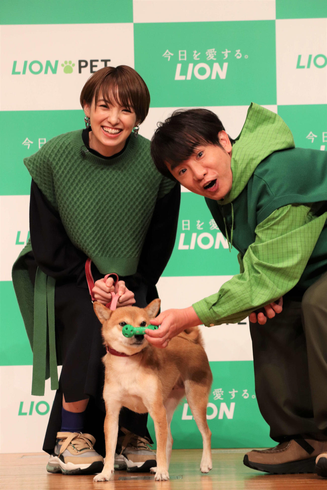 ライオン商事「ペットの歯磨き習慣化プロジェクト」新アクション発表会で柴犬のナナちゃんと遊ぶ濱口優と南明奈夫妻（撮影・加藤理沙）
