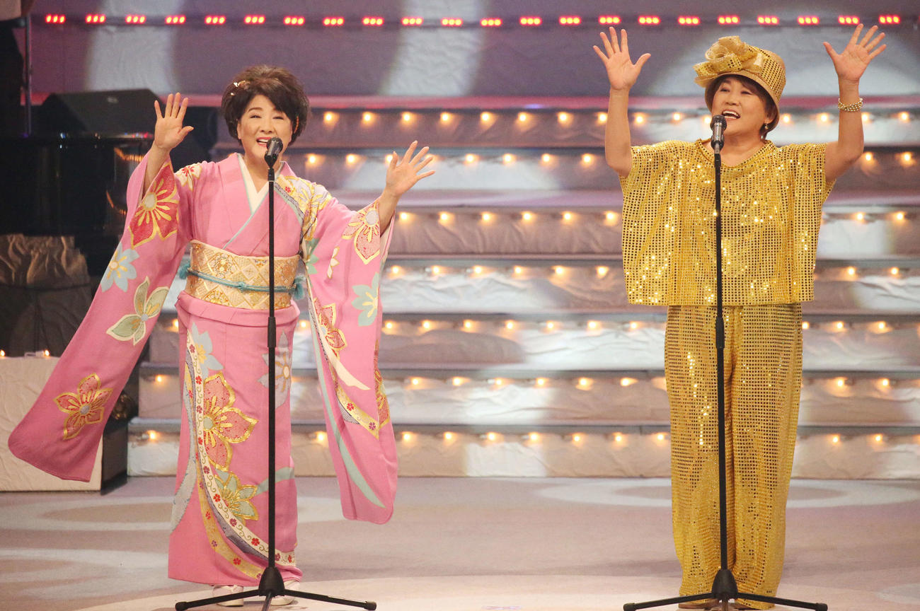 第49回歌謡祭第2部で「明日は今日より」を歌う山田邦子（右）と川中美幸（撮影・宮地輝）