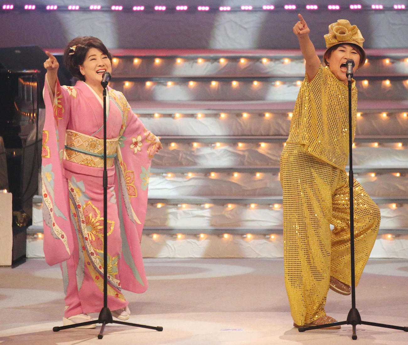 第49回歌謡祭第2部で「明日は今日より」を歌う山田邦子（右）と川中美幸（撮影・宮地輝）