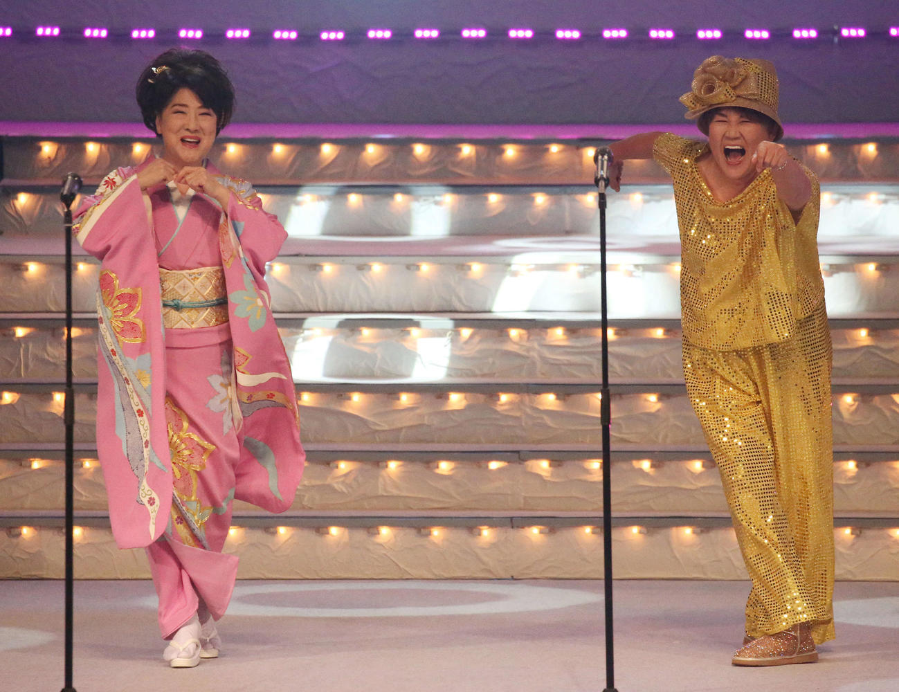 第49回歌謡祭第2部で「明日は今日より」を歌う山田邦子（右）と川中美幸（撮影・宮地輝）