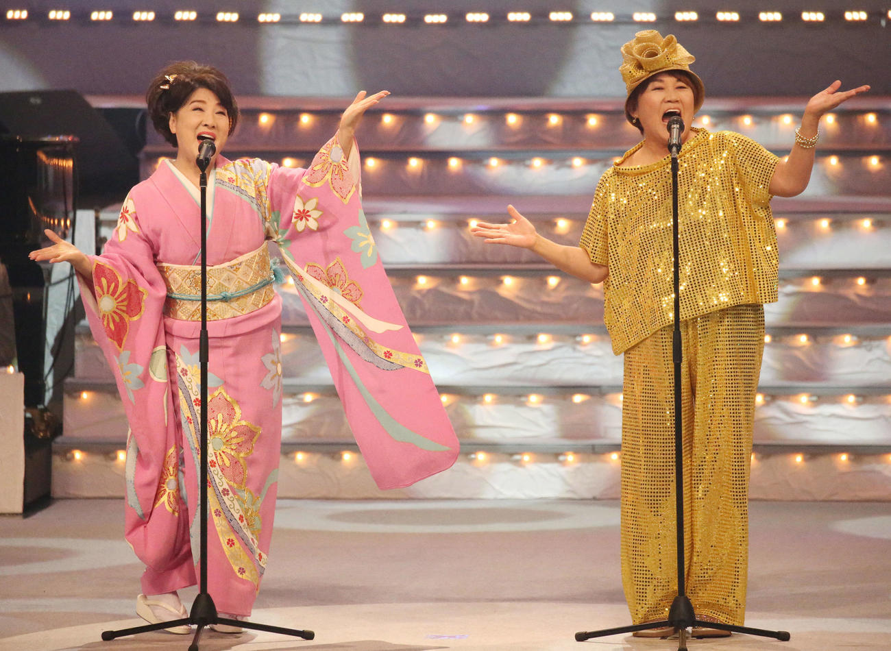第49回歌謡祭第2部で「明日は今日より」を歌う山田邦子（右）と川中美幸（撮影・宮地輝）