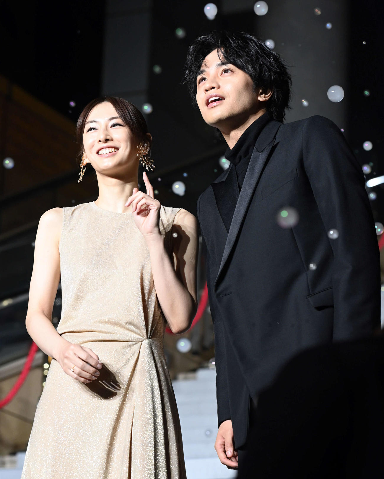 イベントで笑顔を見せるSexy Zoneの中島健人。左は北川景子（撮影・たえ見朱実）